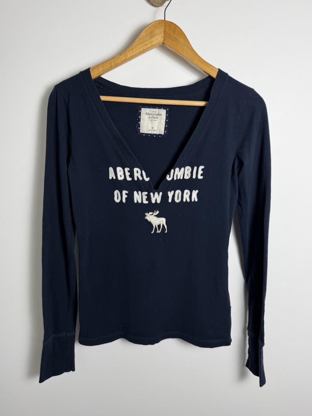 Abercrombie & Fitch 2000s Navy Deep V Neck Moose Logo Top M